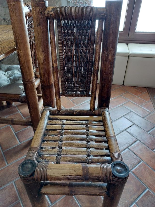 Mesa y sillas de bambú
