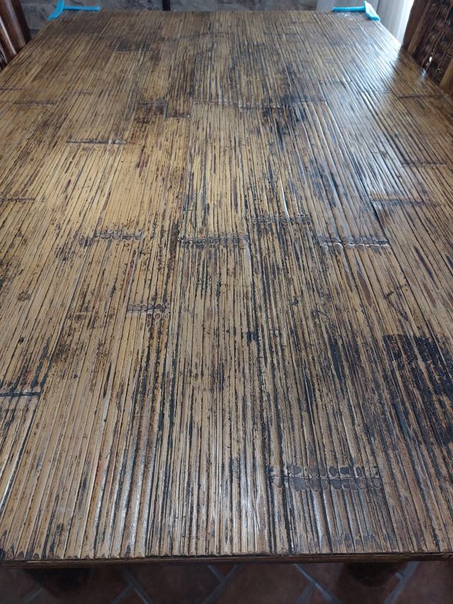 Mesa y sillas de bambú