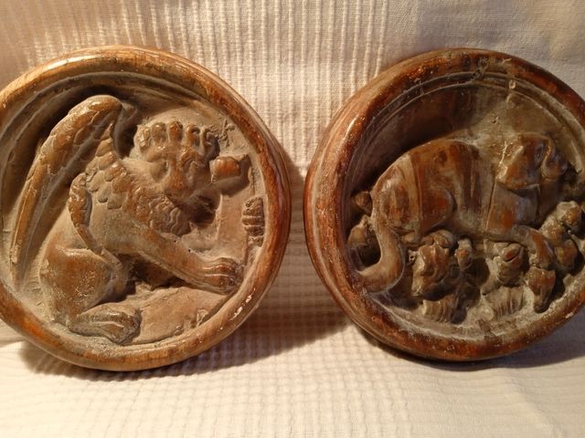 Platos de yeso con figuras