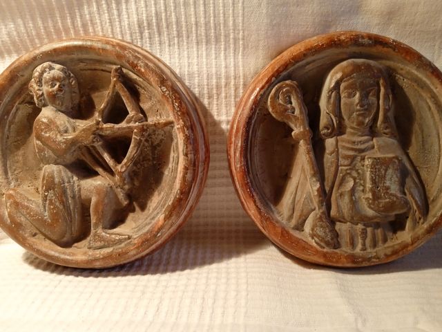 Platos de yeso con figuras