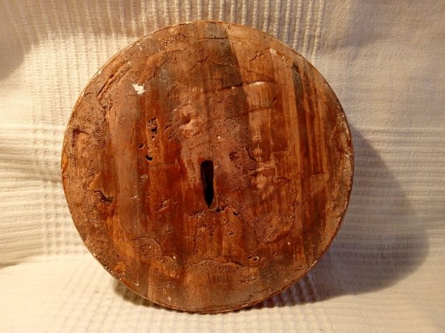 Platos de yeso con figuras