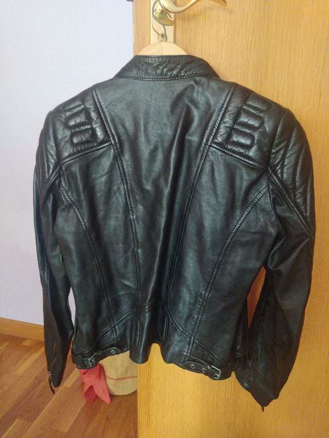 Chaqueta de piel original seminueva