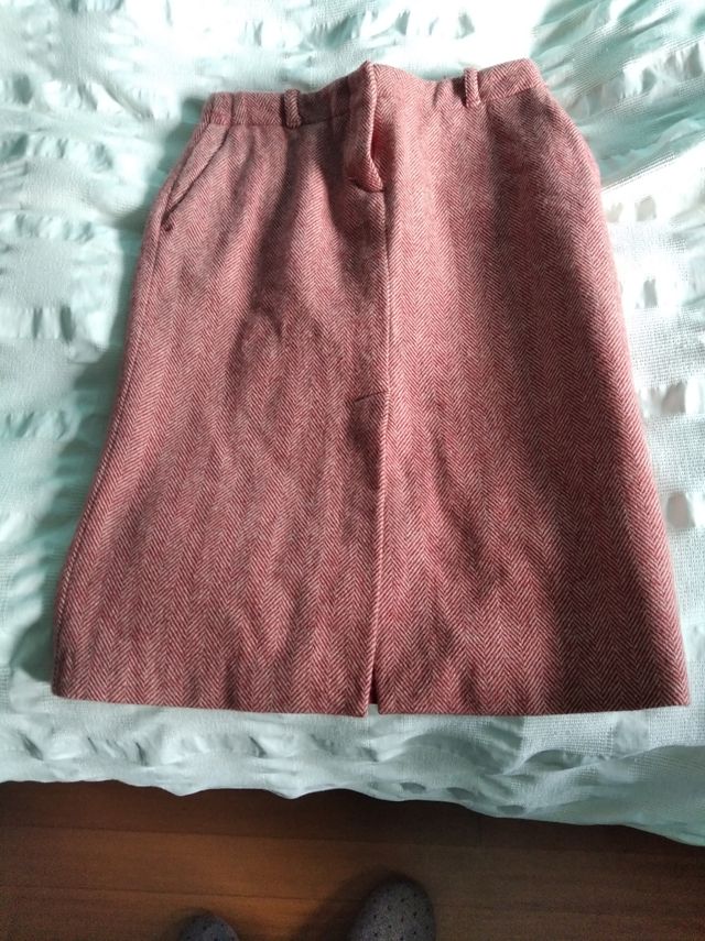 falda roja de pura lana virgen y falda negra 