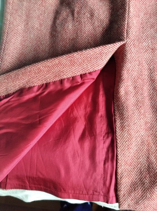 falda roja de pura lana virgen y falda negra 