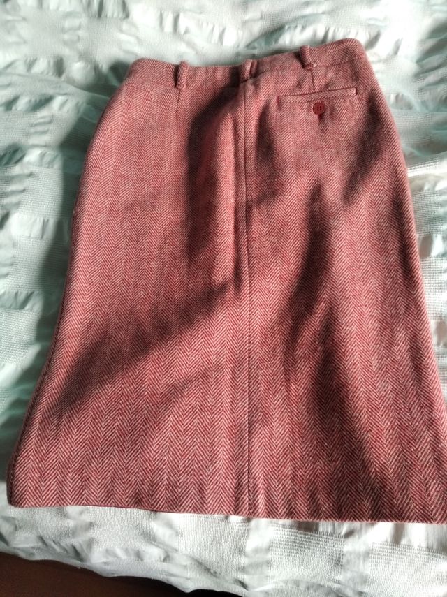 falda roja de pura lana virgen y falda negra 