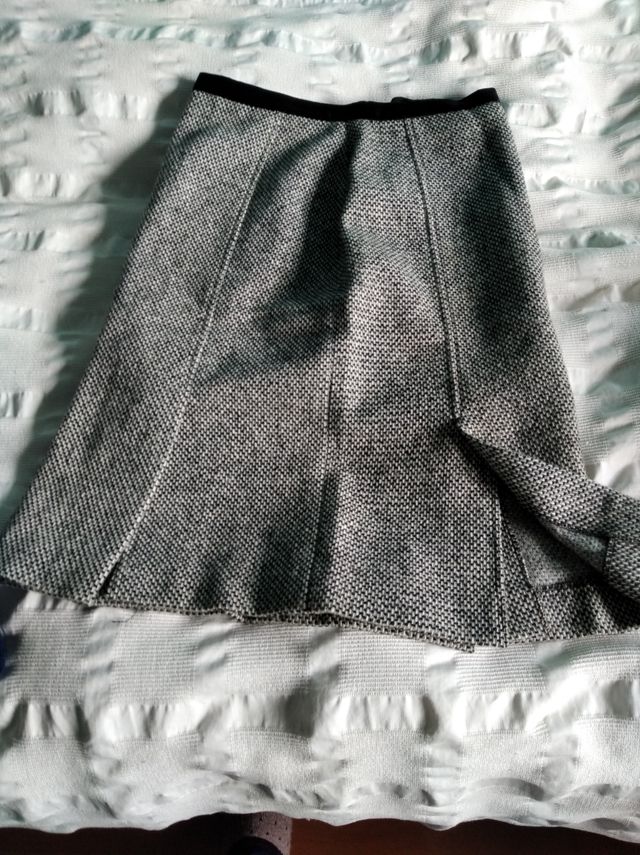 falda roja de pura lana virgen y falda negra 