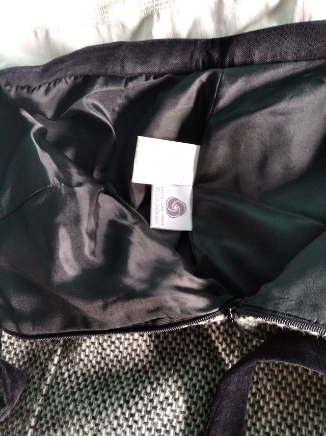 falda roja de pura lana virgen y falda negra 