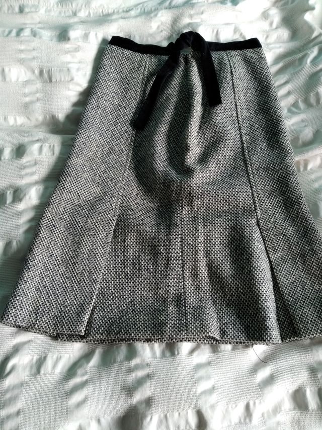 falda roja de pura lana virgen y falda negra 