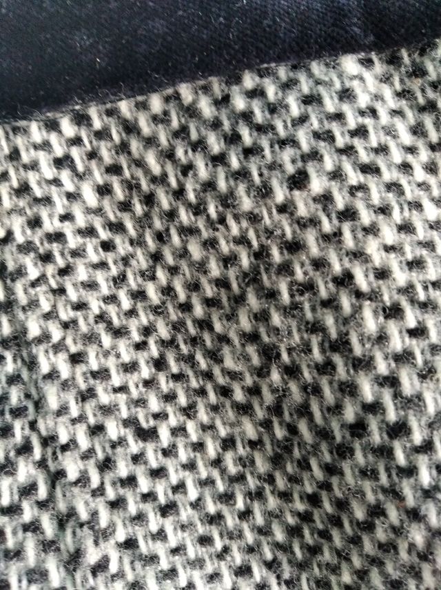 falda roja de pura lana virgen y falda negra 