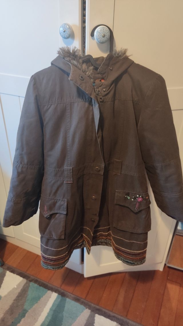 Abrigo marrón niña