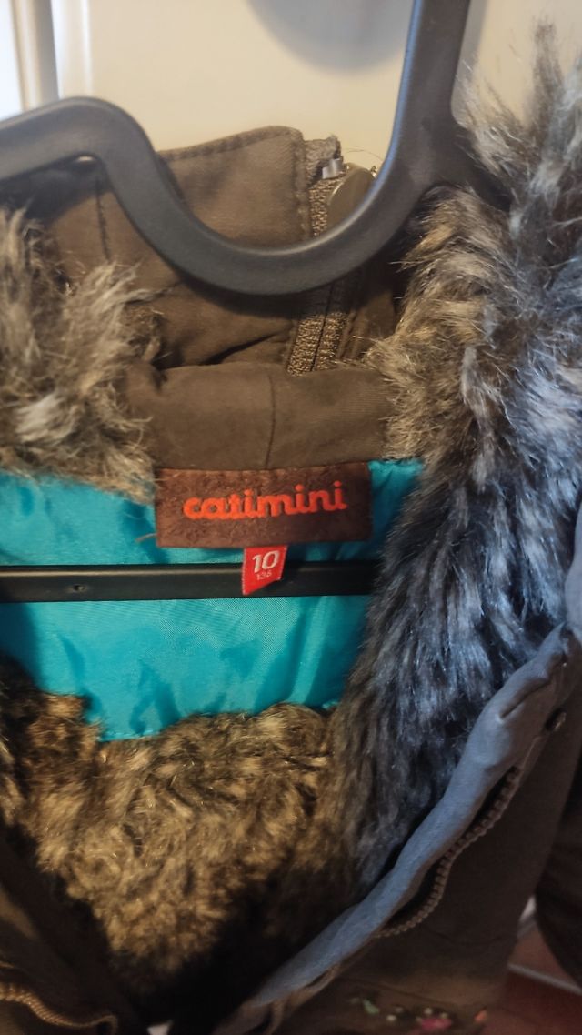 Abrigo marrón niña