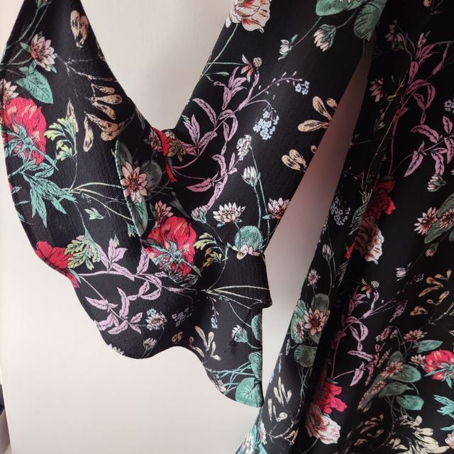 Espectacular Vestido Negro SFERA Talla: L  SÍN USO