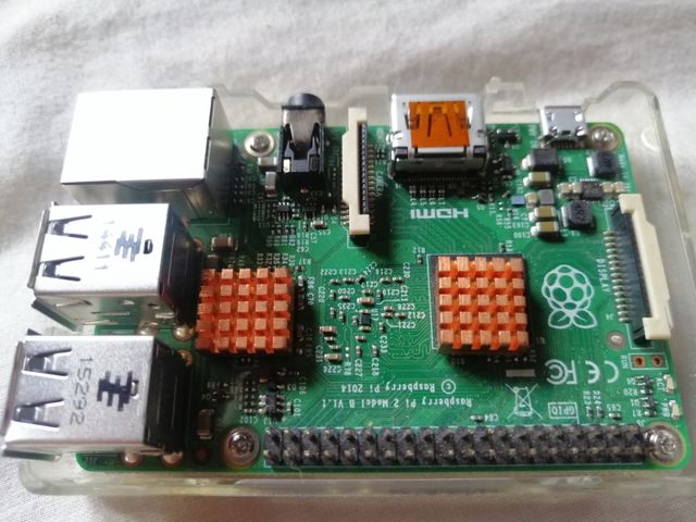 Raspberry pi 2 b con disipadores, caja y tarjeta