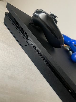 PS4 slime 1 TB + 2 Mandos + 4 juegos 