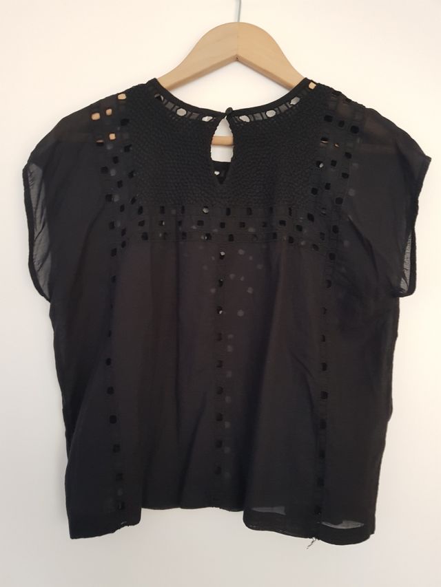 Camiseta negra calada