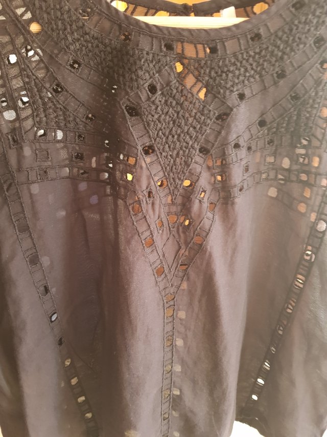 Camiseta negra calada