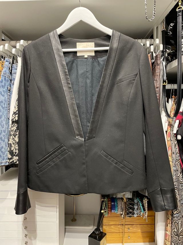 Americana negra Maje con detalles de piel