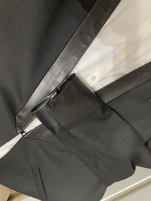 Americana negra Maje con detalles de piel