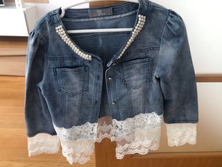Chaqueta vaquera con encaje 