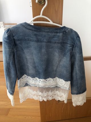 Chaqueta vaquera con encaje 