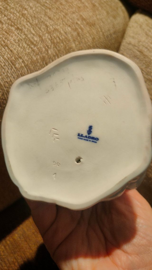 Lladró Niña con paraguas y patos