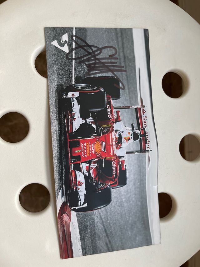 Gorra y postal firmada por Sebastián Vettel