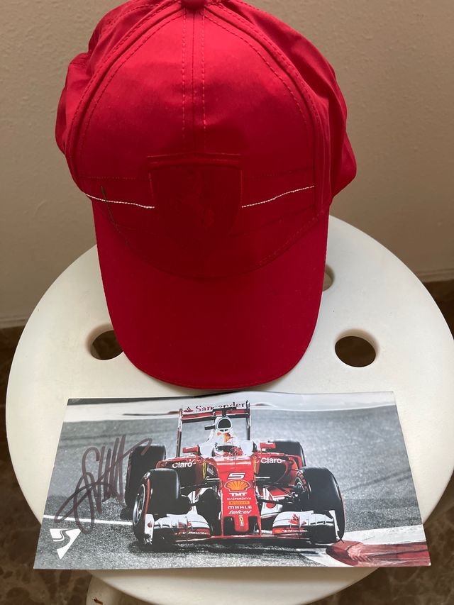 Gorra y postal firmada por Sebastián Vettel