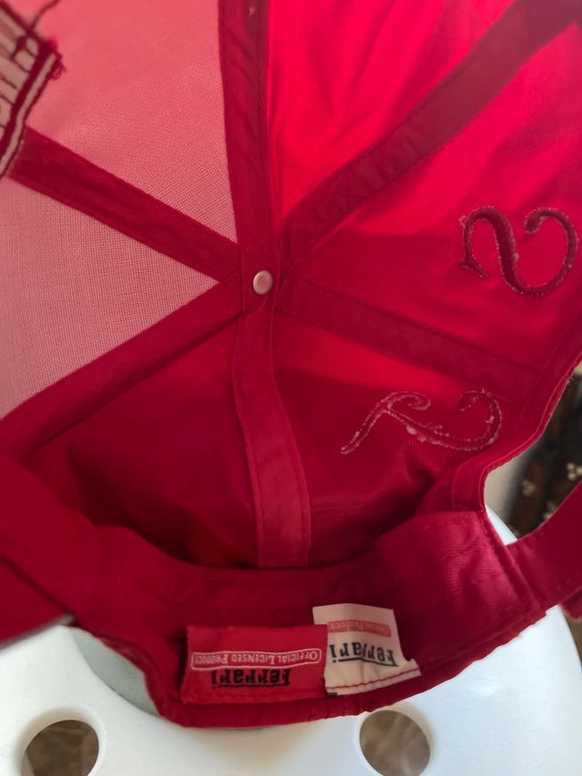 Gorra y postal firmada por Sebastián Vettel