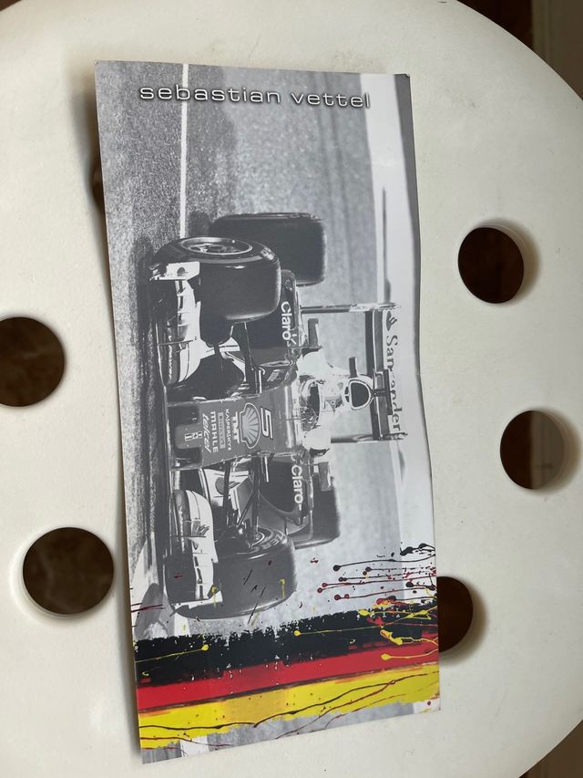 Gorra y postal firmada por Sebastián Vettel