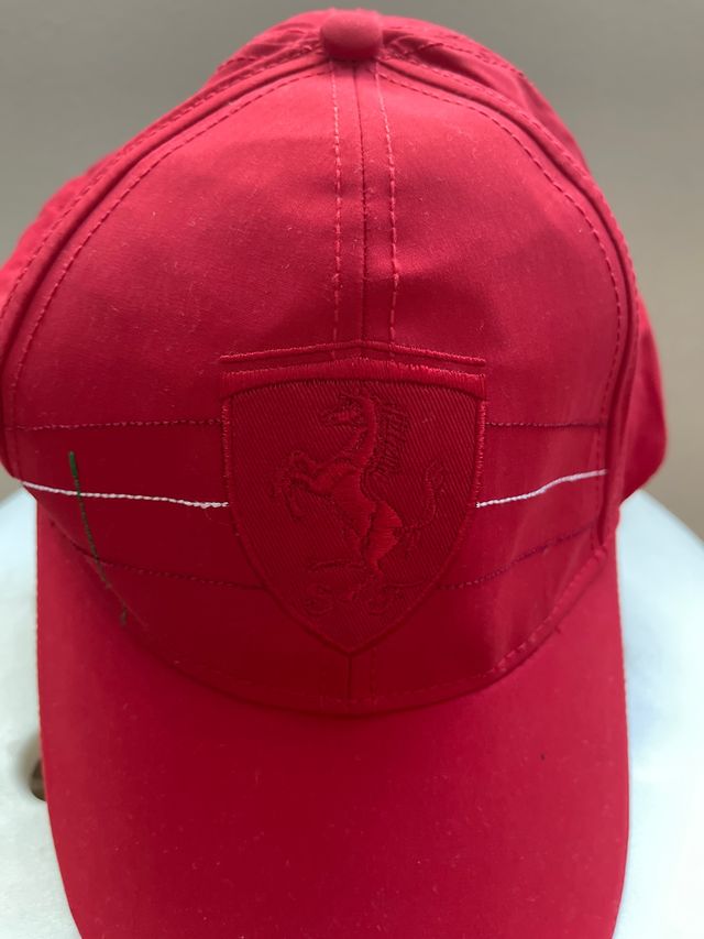Gorra y postal firmada por Sebastián Vettel