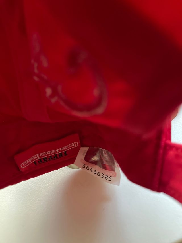 Gorra y postal firmada por Sebastián Vettel