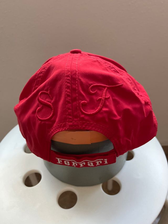 Gorra y postal firmada por Sebastián Vettel