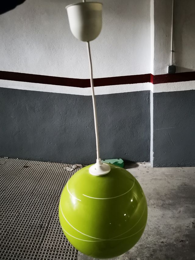 Lámpara de bola de cristal a color.