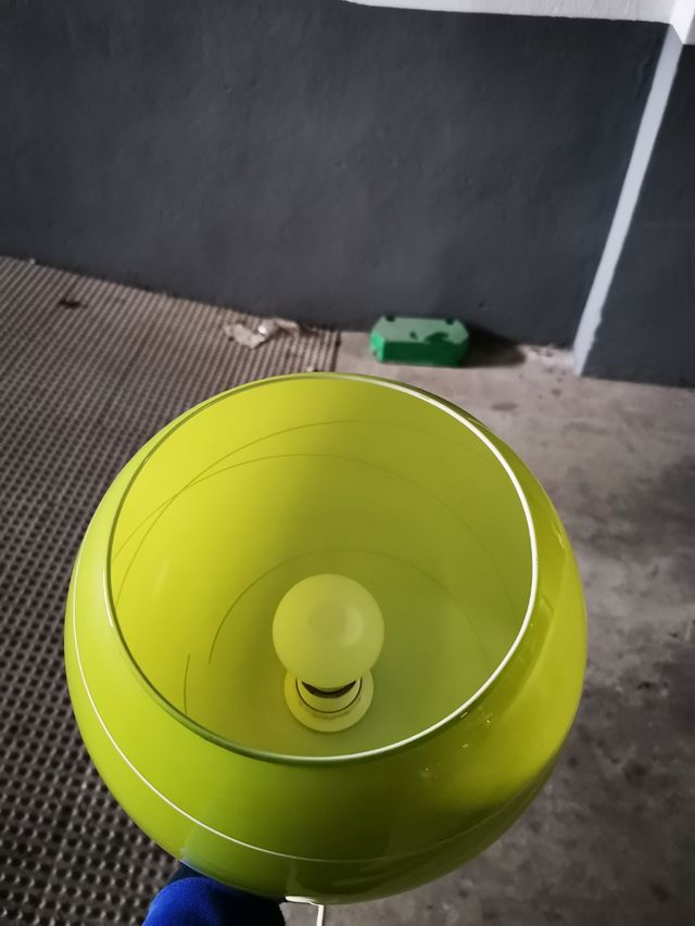 Lámpara de bola de cristal a color.