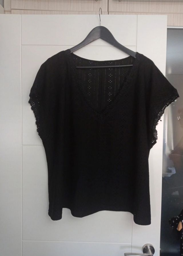 blusa negra calada