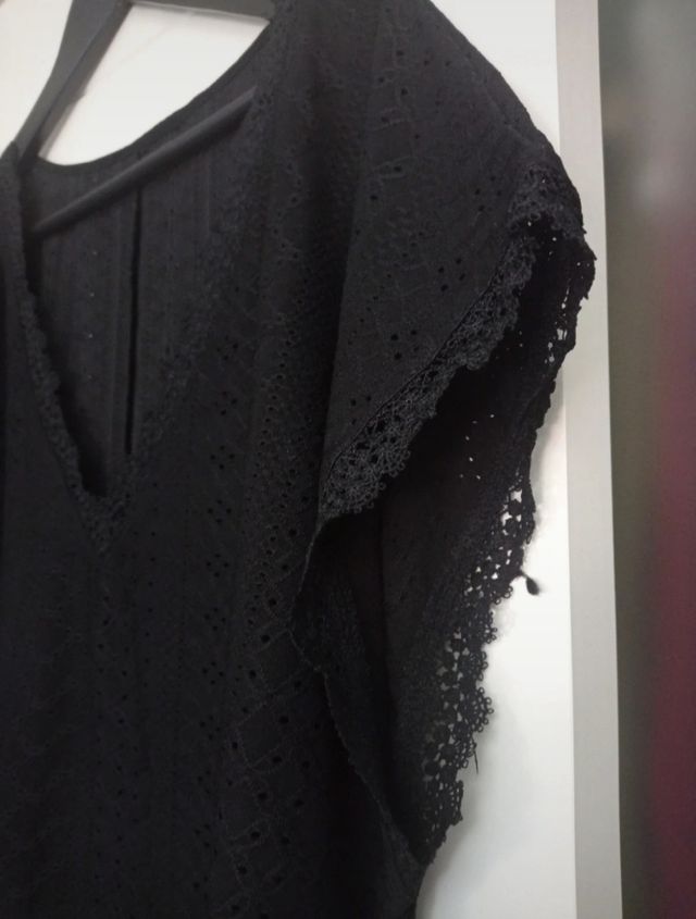 blusa negra calada