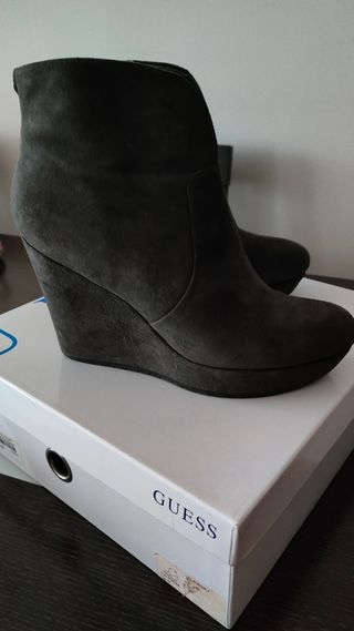 Botines con cuñas grises de Guess