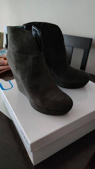Botines con cuñas grises de Guess
