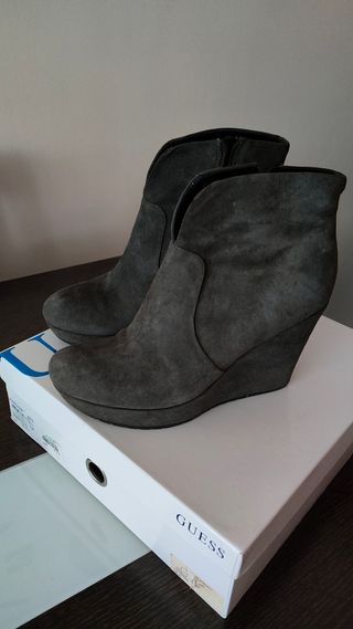 Botines con cuñas grises de Guess