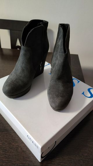 Botines con cuñas grises de Guess