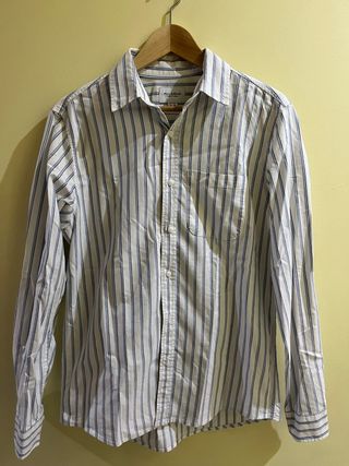 Camisa blanca de rayas azules