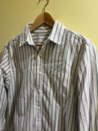 Camisa blanca de rayas azules