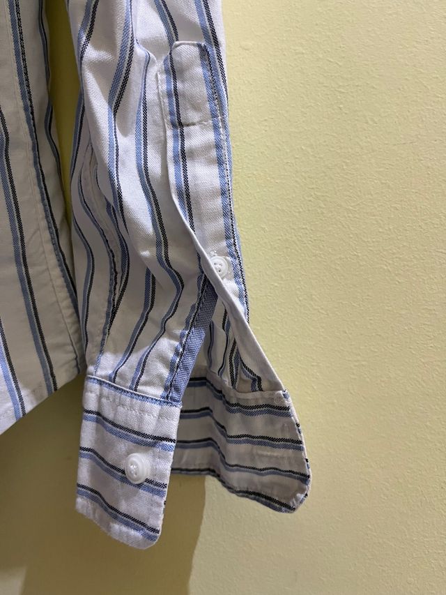 Camisa blanca de rayas azules