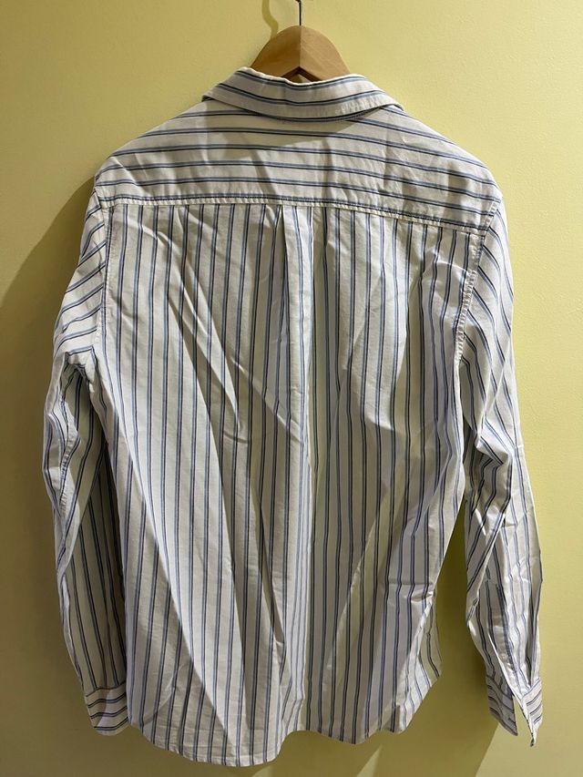 Camisa blanca de rayas azules