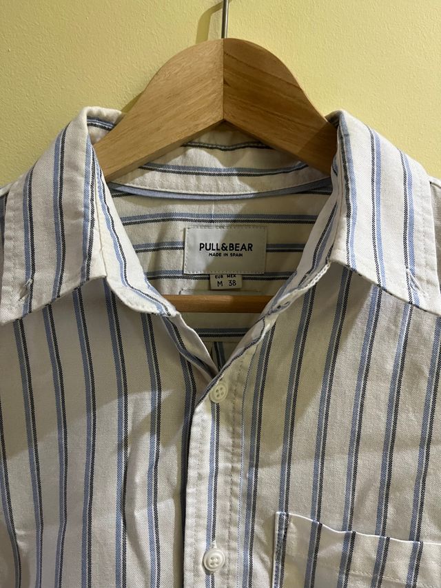 Camisa blanca de rayas azules