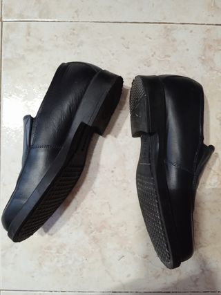 Zapatos azul marino.