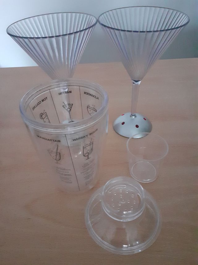 Conjunto de Coctelera y dos copas con iluminación.