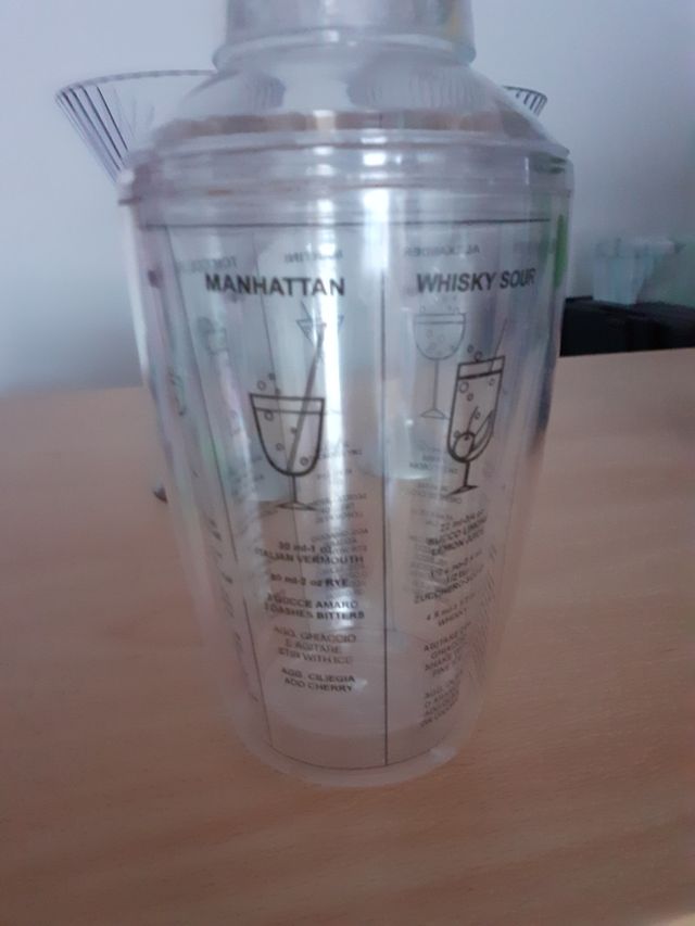 Conjunto de Coctelera y dos copas con iluminación.