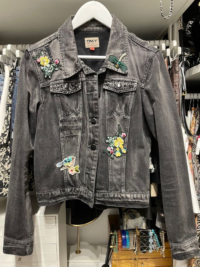 Cazadora tejana negra con aplicaciones