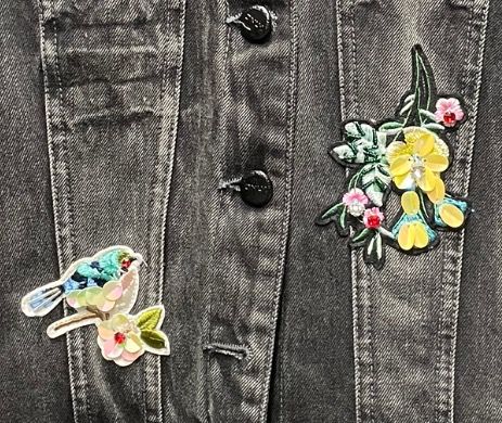 Cazadora tejana negra con aplicaciones